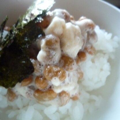 納豆ごはんにしました！海苔と合いますねー(*´ω｀)美味しかったです♪粘り倍増、やはり酒粕効果なのでしょうか！いつもと違った様に仕上がりますね！